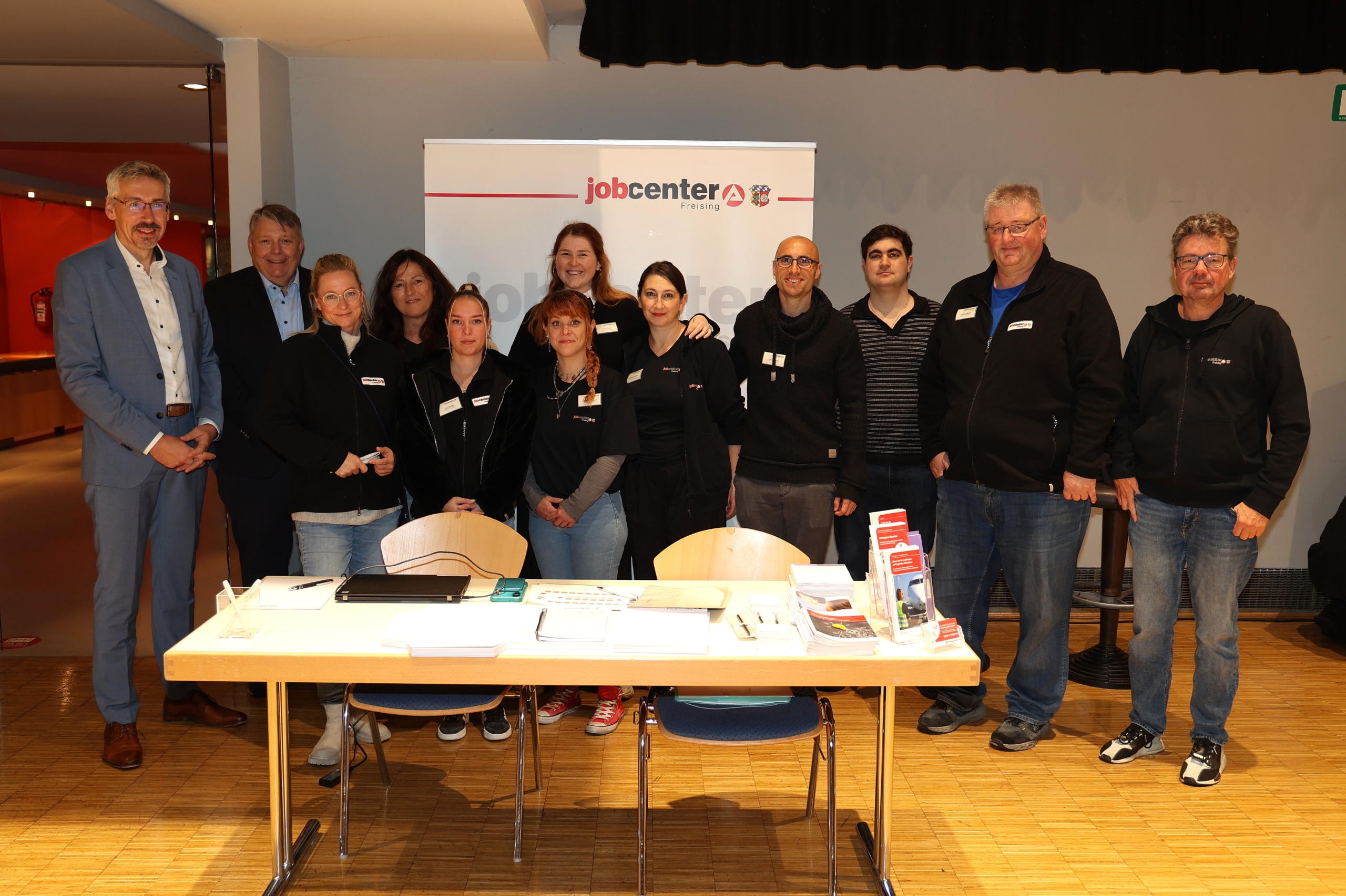 Gruppenfoto des Jobcenter-Teams bei der Jobmesse "MeinJob26"