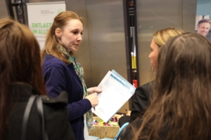 Beratungsgespräch zu beruflichen Perspektiven auf der Jobmesse "MeinJob26"